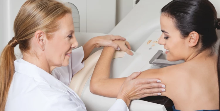 Radiologist patient mammogram (stock image, landscape) 1108x560